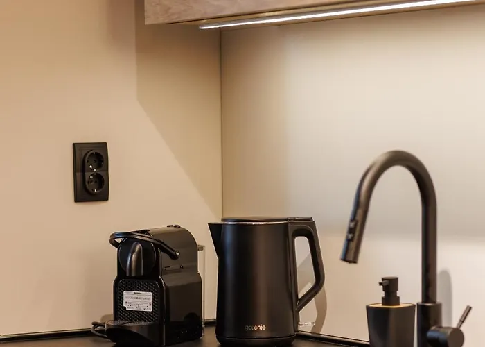 T & T - 2 Bedrooms *